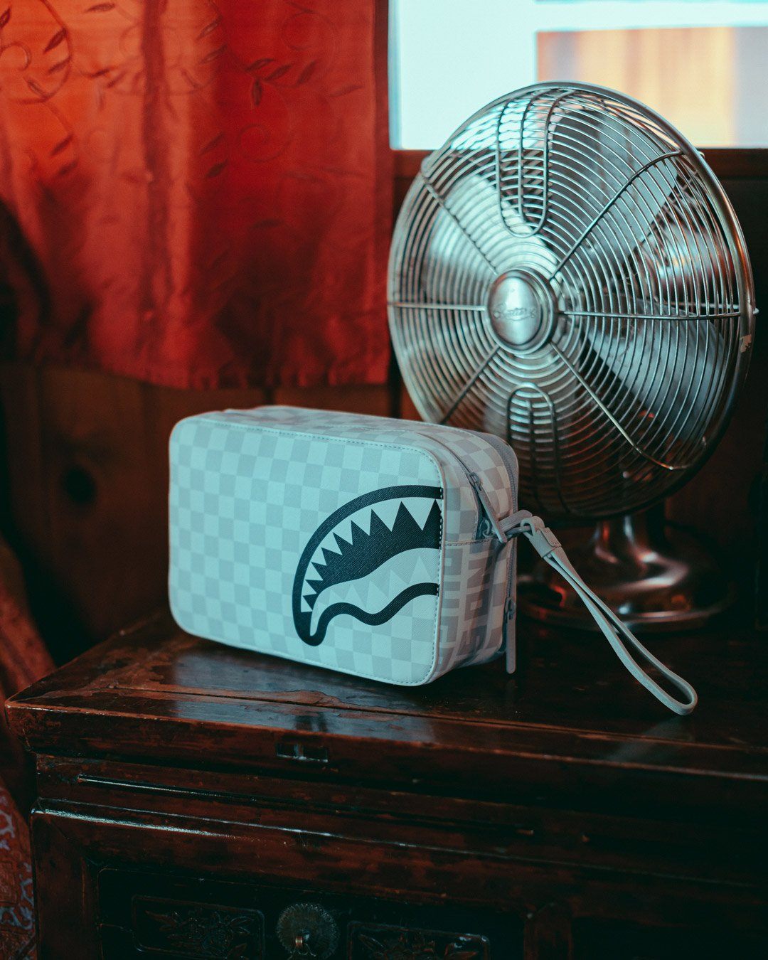 SPLIT THE CHECK (PEARL) TOILETRY BAG - Image 9